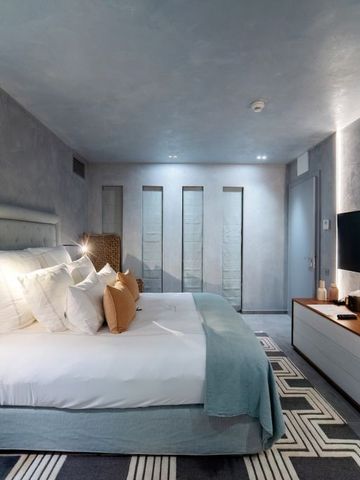 Geräumiges Zimmer mit einem großen Bett und modernem Design