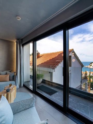 Wohnbereich mit Ausblick aufs Meer und gemütlicher Sitzecke