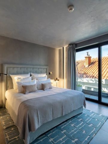 Elegantes Schlafzimmer mit großen Fenstern und Tageslicht