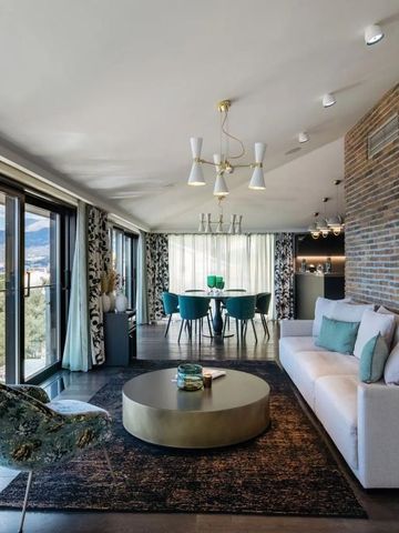 Großzügiger Wohnbereich mit geschmackvoller Einrichtung und Ausblick