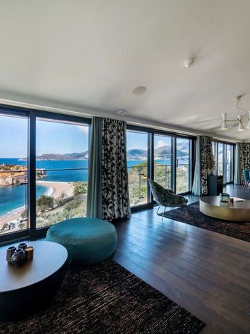 Offener Wohnraum mit spektakulärem Blick auf die Küste