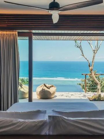 Infinity-Aussicht auf das Meer von einem luxuriösen Schlafzimmer aus