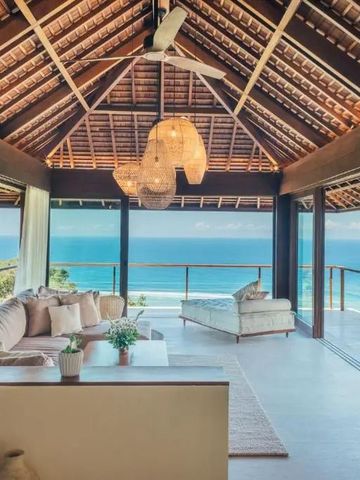 Helles Wohnzimmer mit Holzdach und Meerblick, elegant und einladend