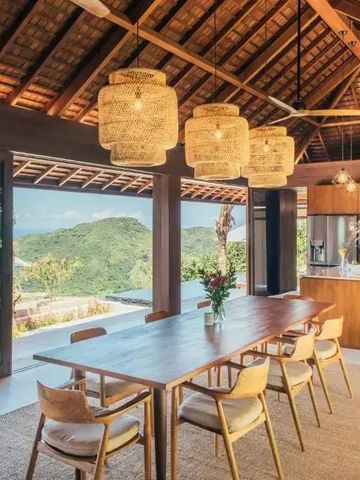 Luxuriöses Esszimmer mit Blick auf das Meer und moderne Architektur