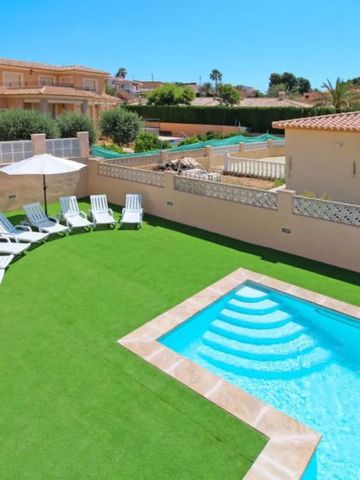 Sonnige Terrasse mit Pool und Liegestühlen im Gartenbereich