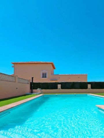 Außenpool in sonniger Umgebung mit klarblauem Himmel