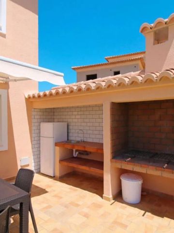 Terrasse mit Grillbereich und mediterraner Architektur