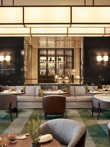 Elegantes Restaurant mit stilvoller Beleuchtung und gemütlicher Sitzgruppe