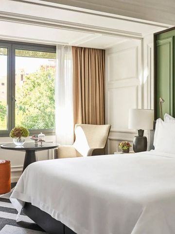 Helles Hotelzimmer mit großem Fenster und modernem Interieur