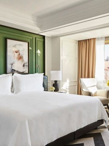 Geräumiges Hotelzimmer mit Blick auf die Stadt und stilvollen Designelementen