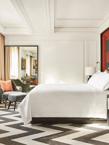 Lichtdurchflutetes Hotelzimmer mit stilvollen Möbeln und großzügigen Fenstern