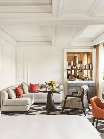 Luxuriöses Zimmer mit bequemer Sitzecke und modernem Dekor