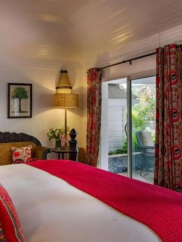 Gemütliches Schlafzimmer mit roten Akzenten und Terrassenausblick