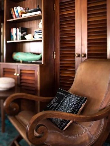 Leseecke mit Ledersessel und Bücherregal aus Holz