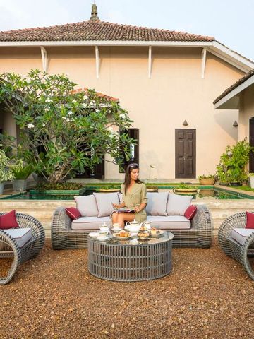 Innenhof mit Sitzgelegenheit und üppiger Bepflanzung