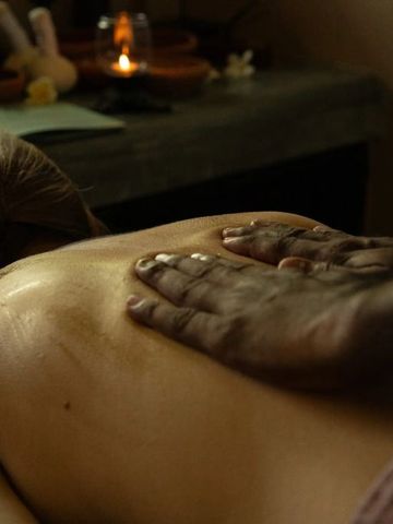 Entspannende Massage mit duftenden Ölen im Hotel-Spa.