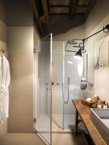 Luxuriöses Bad mit Dusche, Doppelwaschbecken und edlen Holzakzenten