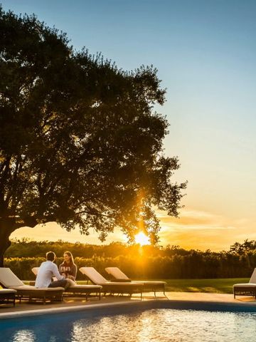 Menschen genießen den Sonnenuntergang am Pool mit Liegen