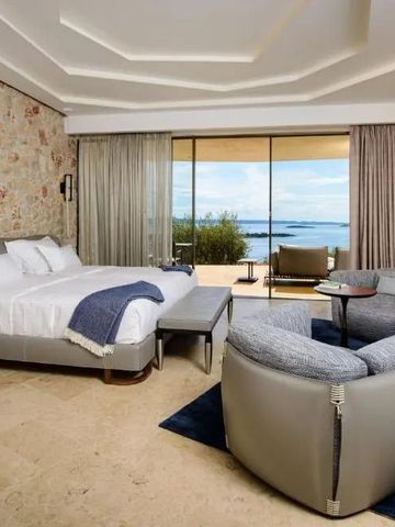 Großzügiges Hotelzimmer mit Meerblick und eleganter Einrichtung