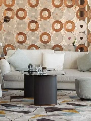 Schicke Lounge mit stilvollen Sesseln und Beistelltischen