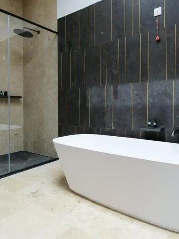 Luxuriöses Badezimmer mit freistehender Badewanne und moderner Dusche