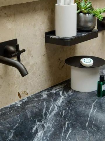 Marmorwaschbecken mit modernen Armaturen und stilvoller Dekoration