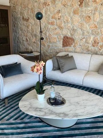 Eleganter Lounge-Bereich mit cremefarbenen Sofas und Marmor-Couchtisch