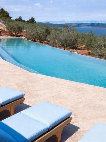 Infinity-Pool mit Blick auf das Meer und umliegende Olivenbäume