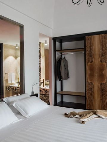 Komfortables Doppelzimmer mit offenem Kleiderschrank im Villa Neri Resort