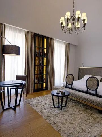 Elegant dekoriertes Hotelzimmer mit modernem Design und luxuriösen Möbeln