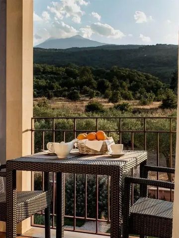 Balkon mit Blick auf die malerische Landschaft und den Ätna im Hintergrund