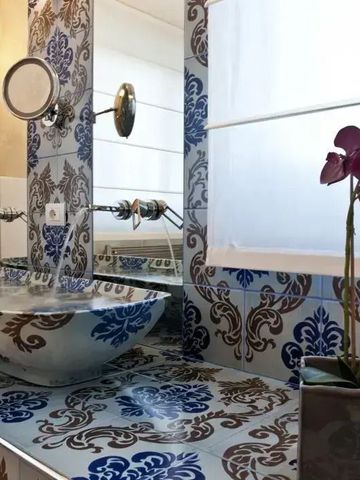 Luxuriöses Bad mit kunstvollen Fliesen und eleganten Armaturen