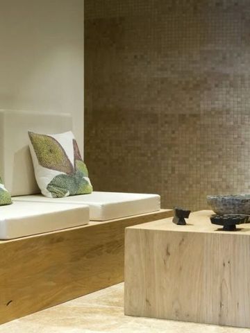 Elegantes Spa-Ruhezimmer mit gemütlichen Sitzgelegenheiten und Zen-Atmosphäre