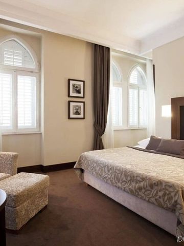 Großzügiges Schlafzimmer mit natürlichem Licht und zeitloser Einrichtung