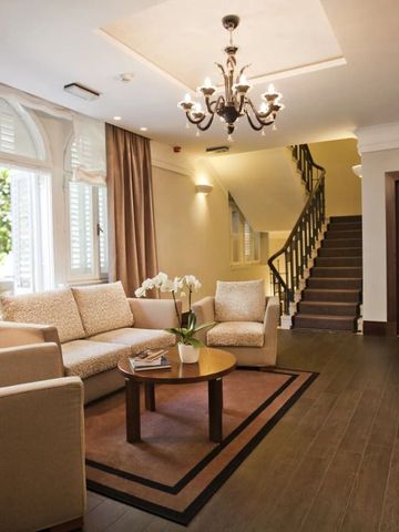 Stilvolle Hotellounge mit eleganter Einrichtung und gemütlichem Sitzbereich