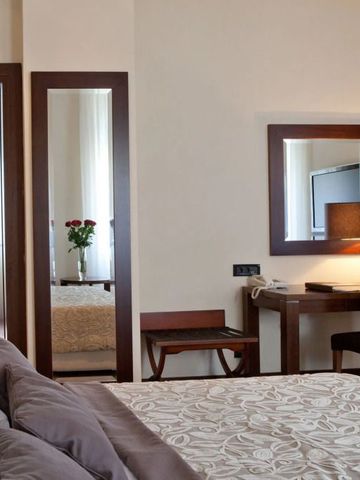 Hotelzimmer mit modernem Schreibtisch, Spiegel und eleganter Ausstattung