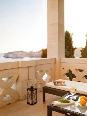 Terrasse bei Sonnenuntergang mit bequemer Sitzgelegenheit und Meerblick