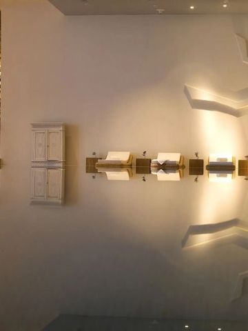 Stilvoll beleuchteter Innenraum mit modernen Elementen