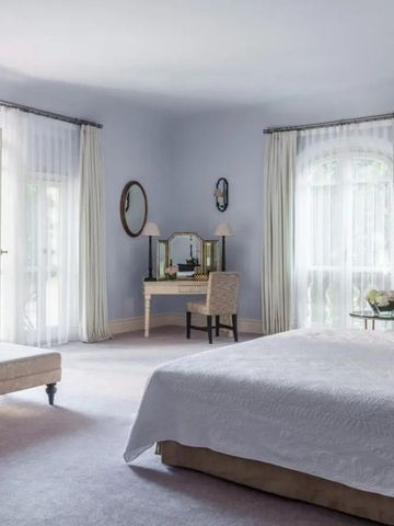 Luxuriöse Suite mit eleganter Einrichtung und Blick auf die Terrasse