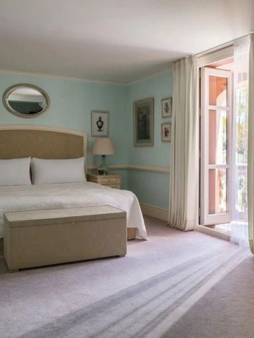 Gemütliches Schlafzimmer mit sanften Pastellfarben und Tageslicht