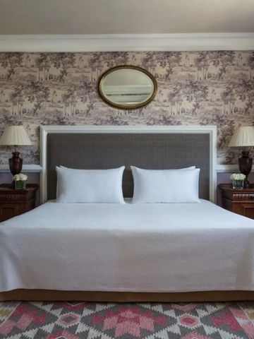 Geschmackvoll dekoriertes Schlafzimmer mit luxuriösem Tapetenmuster