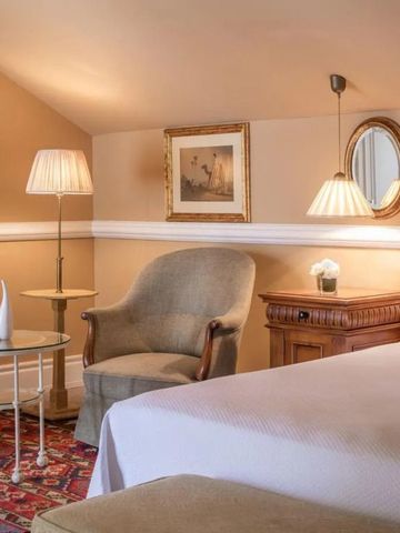 Elegantes Zimmer mit gemütlichen Möbeln und warmem Farbschema