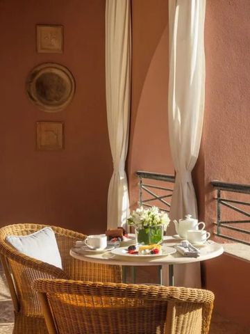 Romantische Terrasse mit Ausblick ins Grüne und gemütlicher Sitzgelegenheit