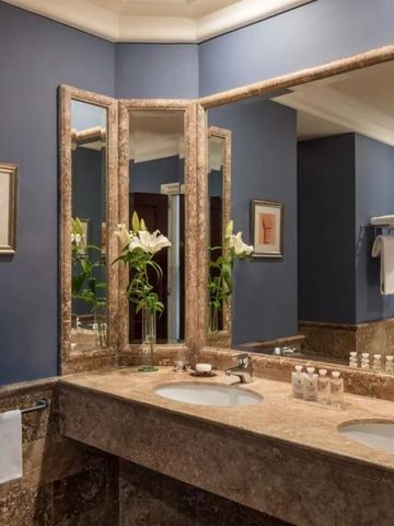 Luxuriöses Badezimmer mit Doppelwaschbecken und edler Dekoration