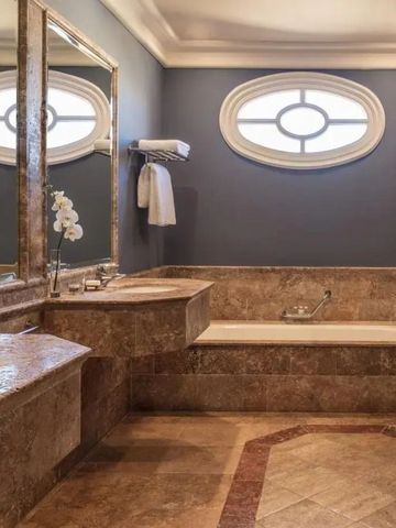 Geräumiges Badezimmer mit Badewanne im klassischen Design