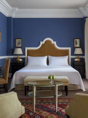 Luxuriöses Schlafzimmer mit großem Bett und stilvollem Interieur