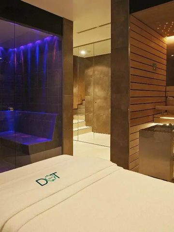 Moderner Spa-Raum mit blauer Beleuchtung und Sauna