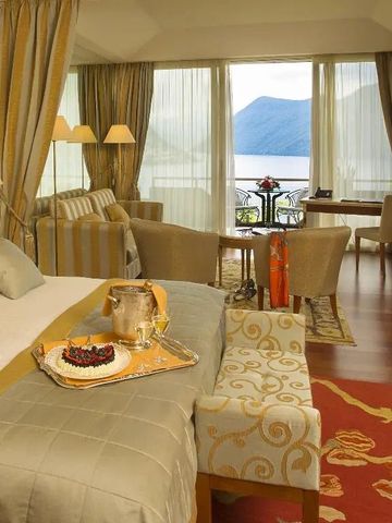 Geräumige Suite mit Seeblick und eleganten Möbeln