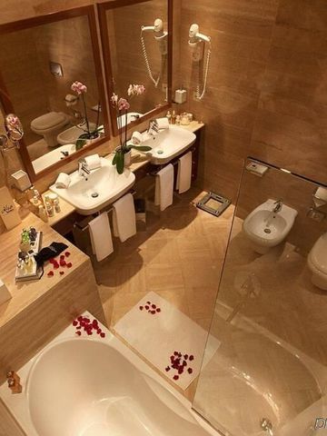 Luxuriöses Badezimmer mit Doppelwaschbecken und großer Badewanne