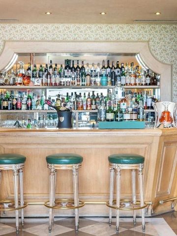 Elegante Hotelbar mit einer Vielzahl von Spirituosen und Barhockern